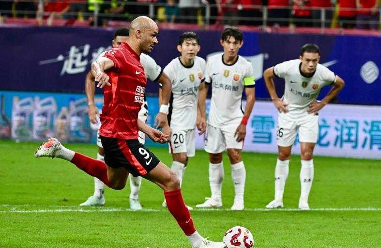 王燊超崩了!崇明6虎已迟暮,海港恶人疑似逃红 差点废了成都核心